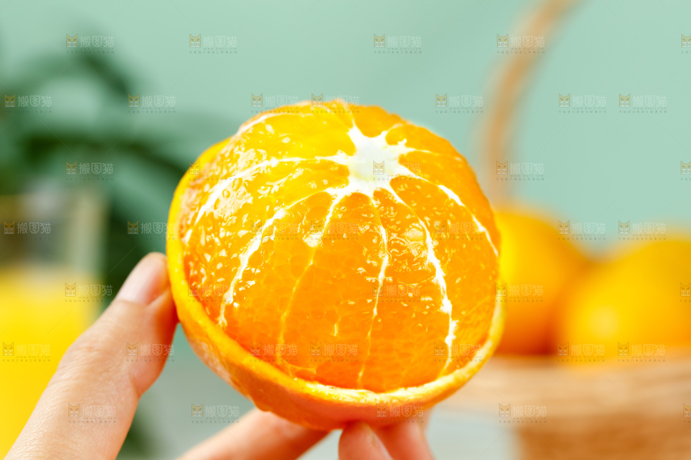手里拿着爱媛