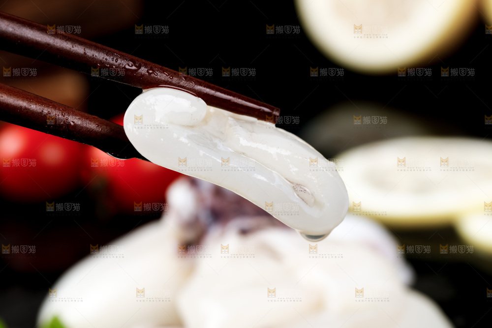 筷子上夹着墨鱼