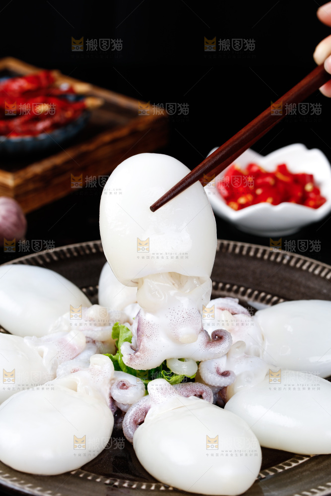 筷子上夹着小墨鱼仔