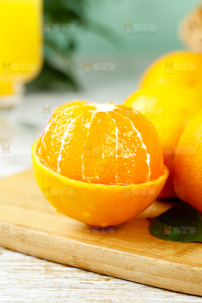 木板上放着爱媛果冻橙