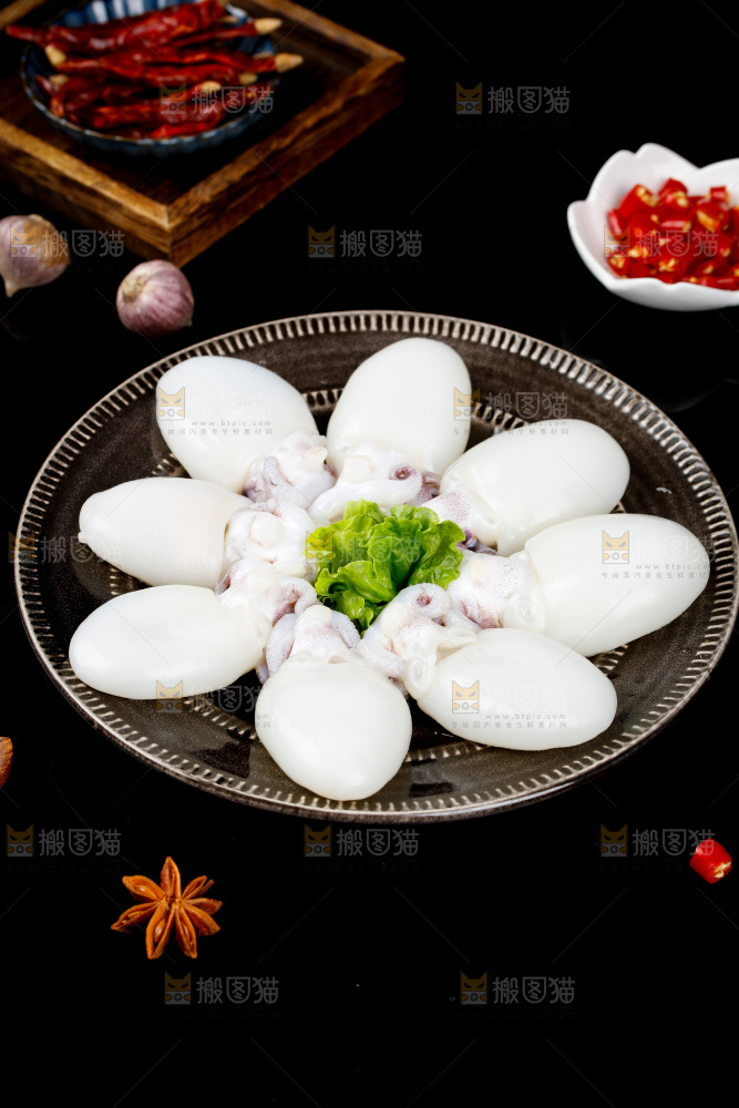 黑底上放着一盘墨鱼仔