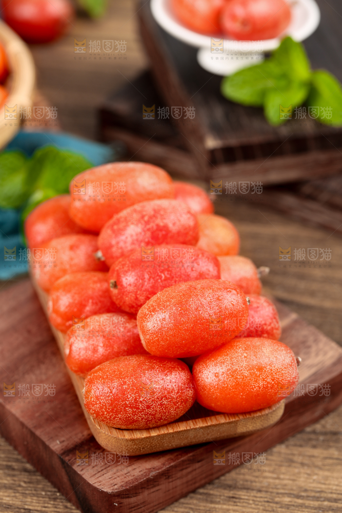 盘子里的新鲜羊奶果