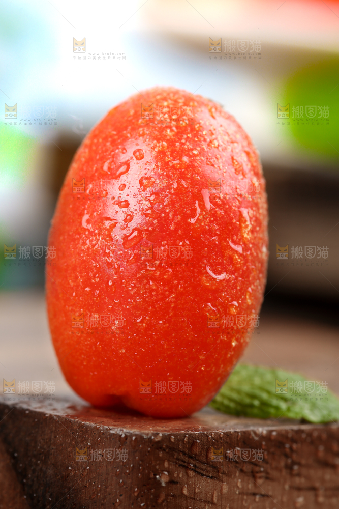 木底上的新鲜羊奶果