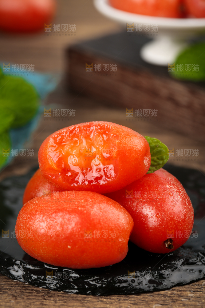 黑石板上的羊奶果