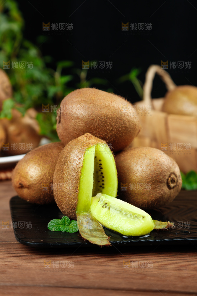 黑石板上的徐香猕猴桃