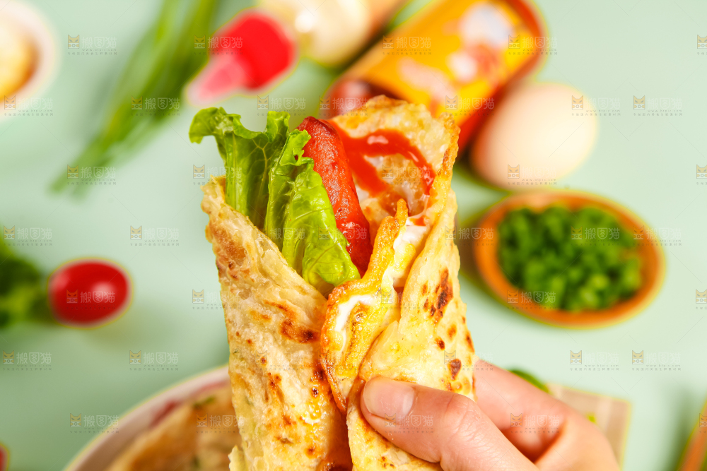 手拿着手抓饼卷
