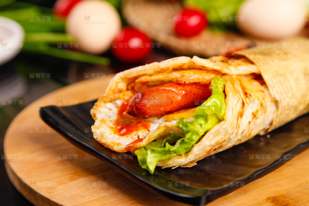 盘子里的手抓饼卷香肠鸡蛋