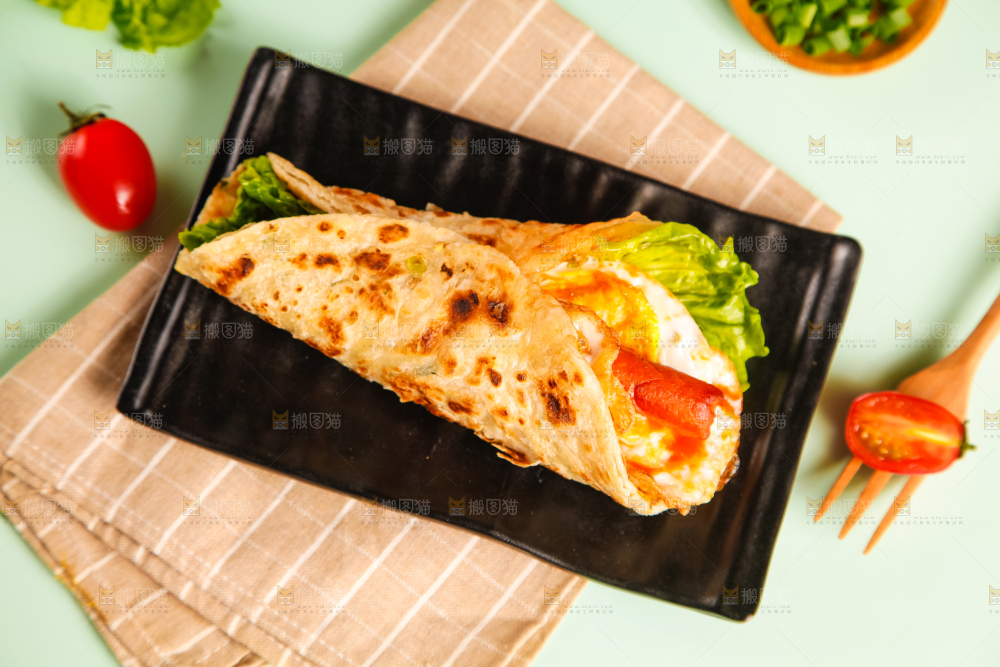 盘子里的手抓饼卷香肠鸡蛋