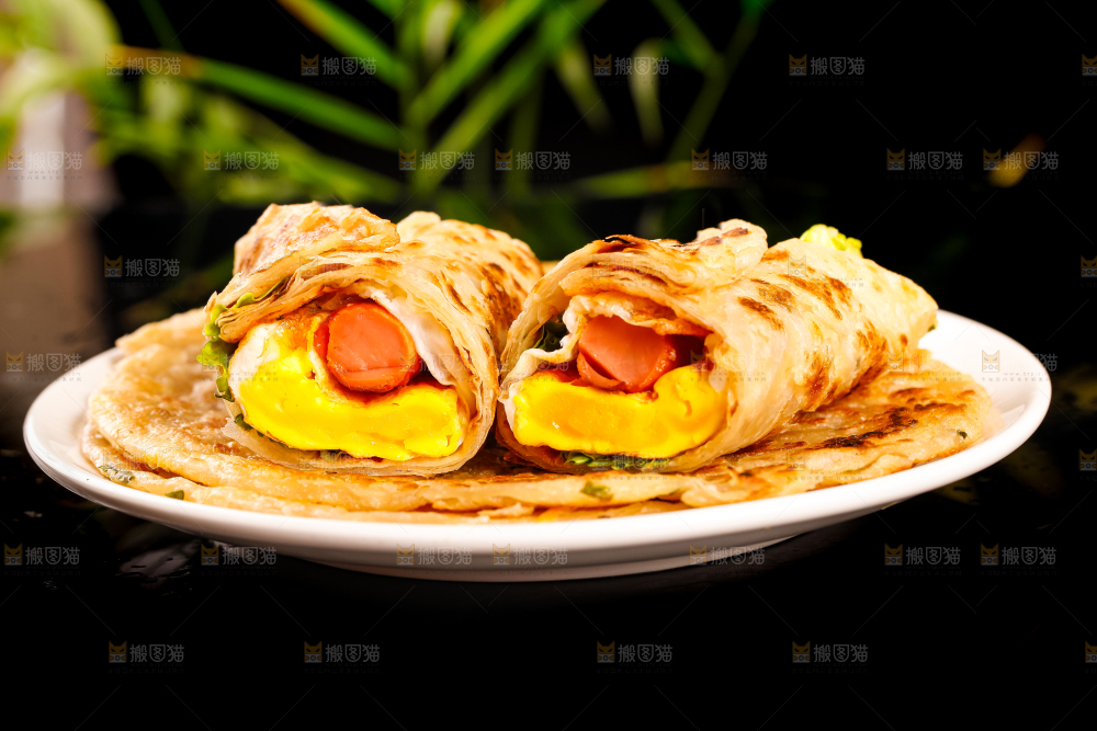 盘子里的鸡蛋香肠卷饼