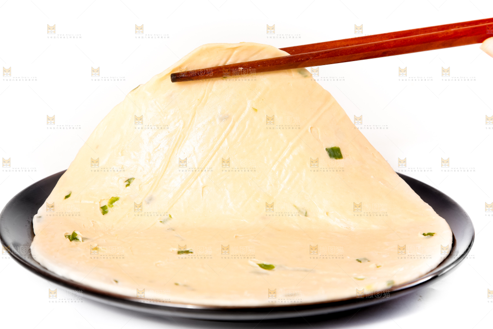 筷子上夹着葱油饼