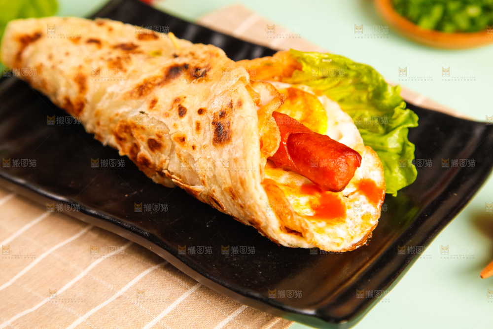 盘子里的手抓饼卷香肠鸡蛋