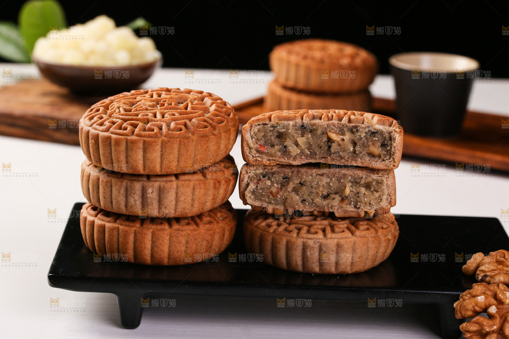 白底上的荞麦五仁月饼
