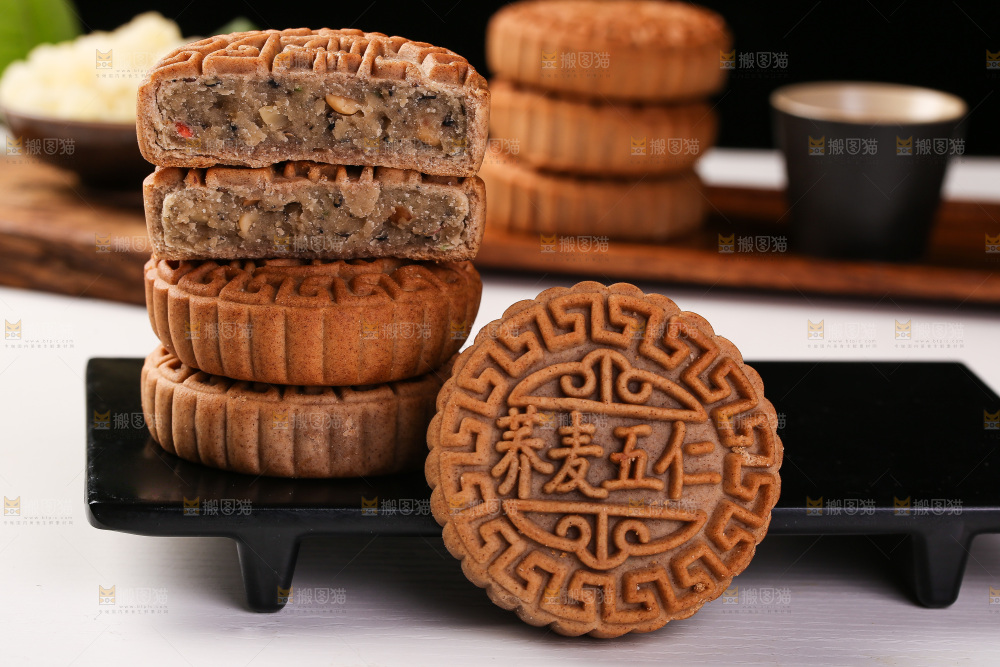 白底上的荞麦五仁月饼