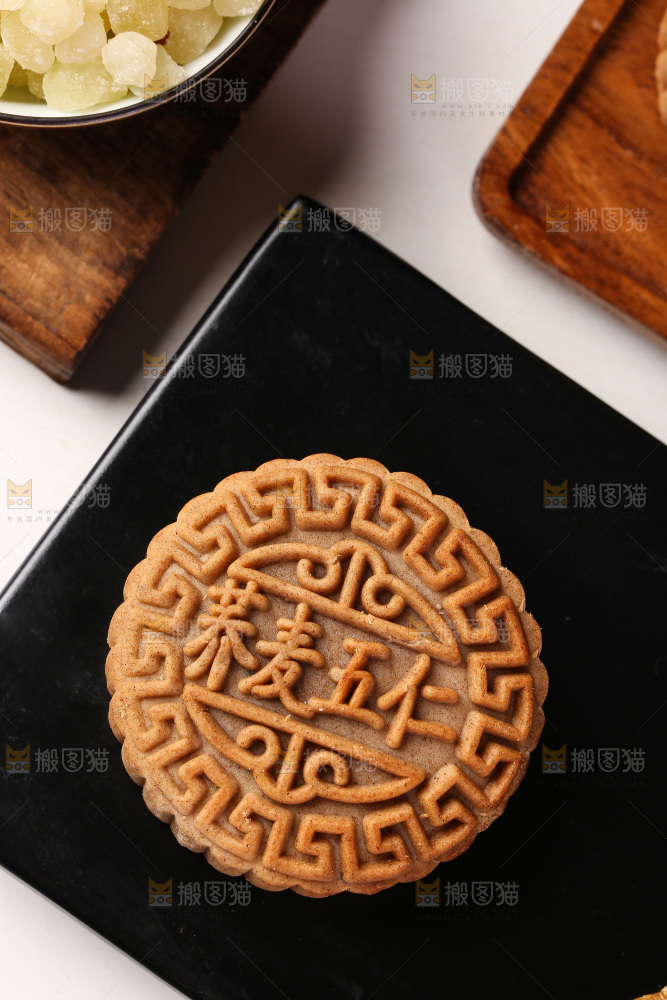 白底上的荞麦五仁月饼