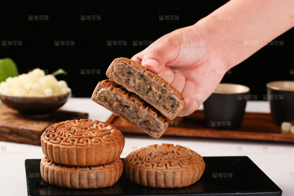手拿着掰开的荞麦五仁月饼