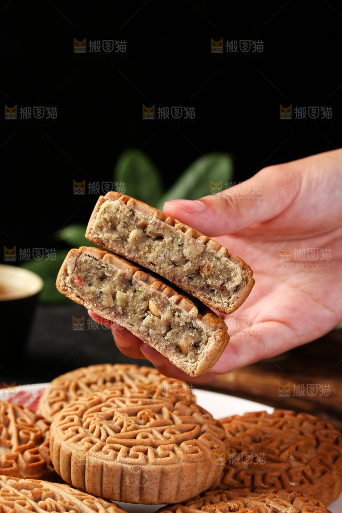 手拿着掰开的荞麦五仁月饼