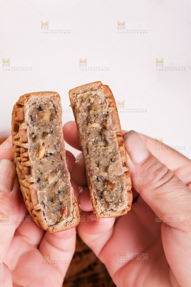手拿着掰开的荞麦五仁月饼