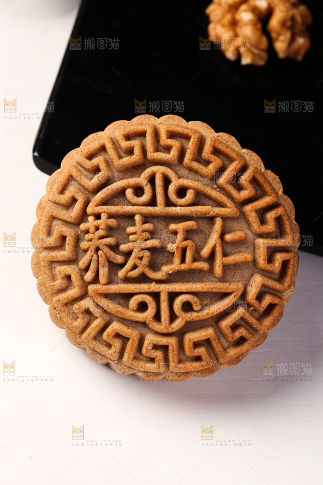白底上的荞麦五仁月饼