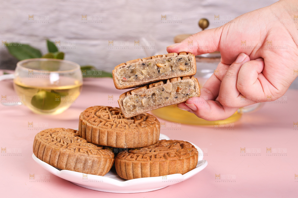 手拿着荞麦五仁月饼