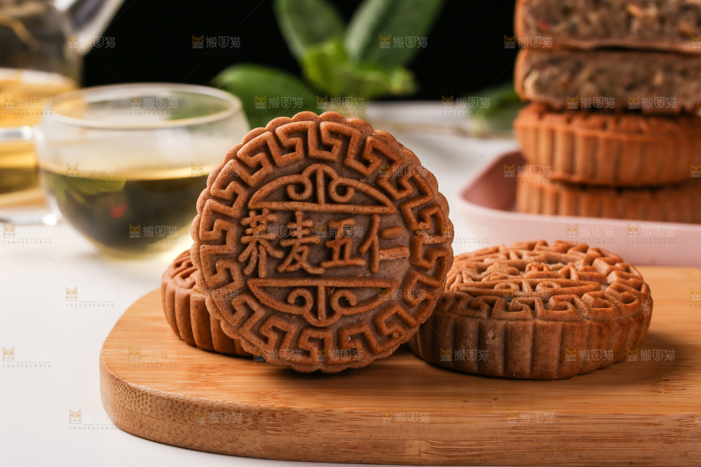 木盘上的荞麦五仁月饼
