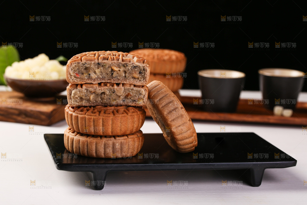 白底上的荞麦五仁月饼