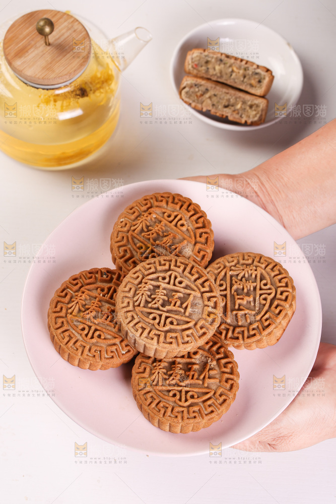 手端着一盘荞麦五仁月饼
