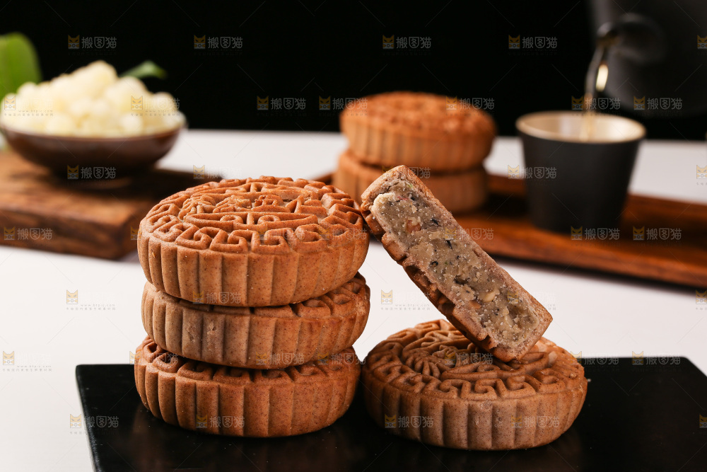 白底上的荞麦五仁月饼