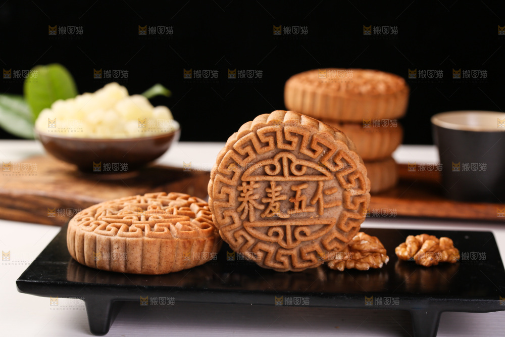 白底上的荞麦五仁月饼