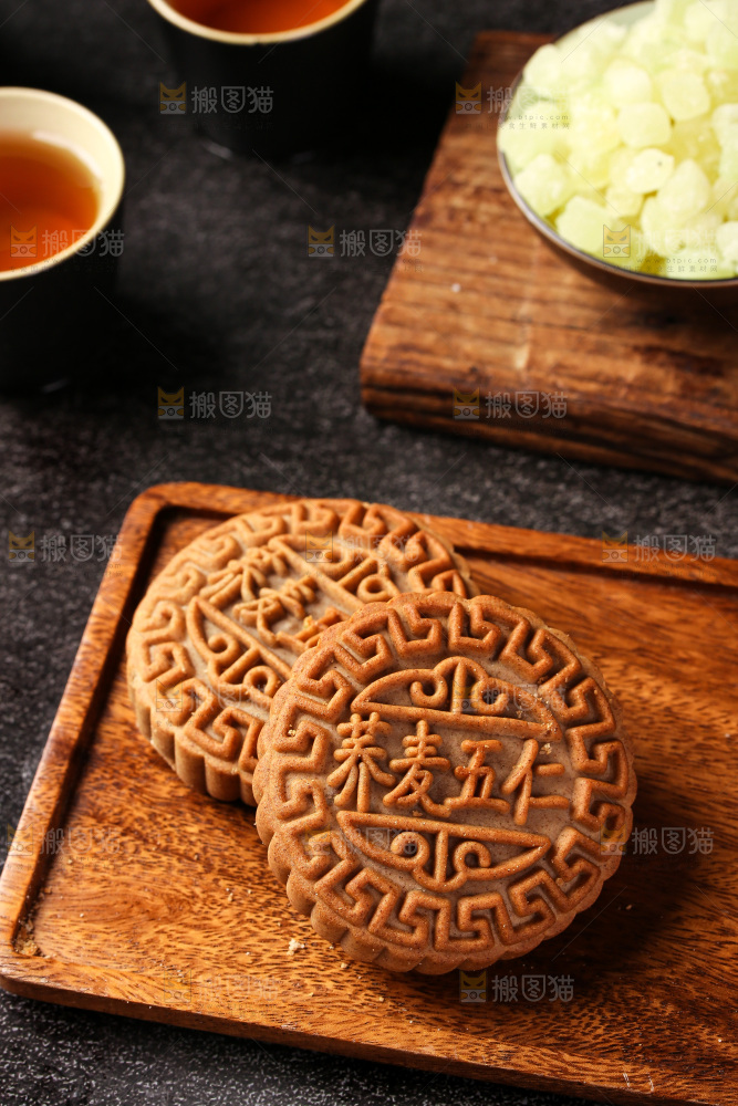 木盘上的荞麦五仁月饼