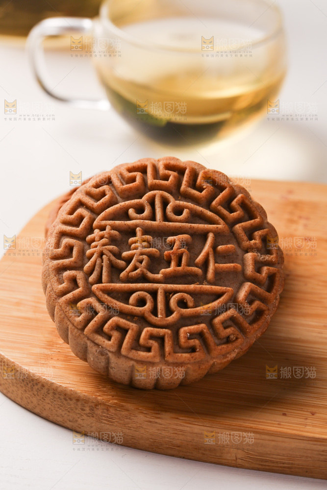 木盘上的荞麦五仁月饼