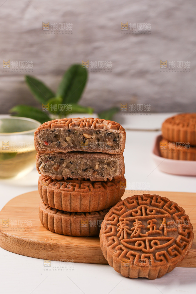 浅底上切开的荞麦五仁月饼