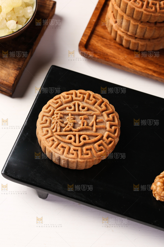白底上的荞麦五仁月饼
