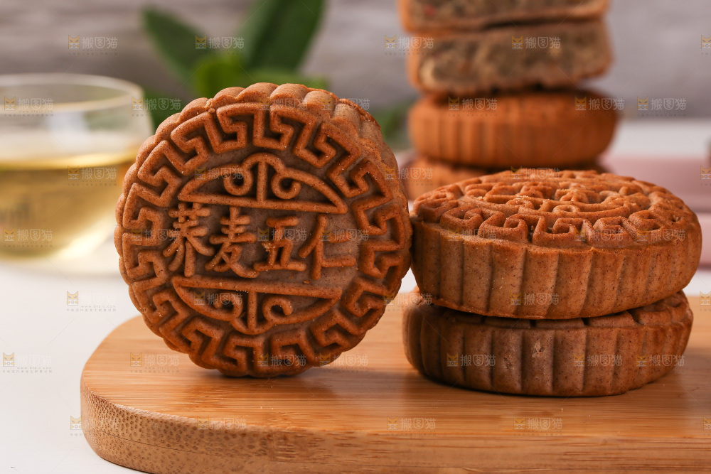 木盘上的荞麦五仁月饼