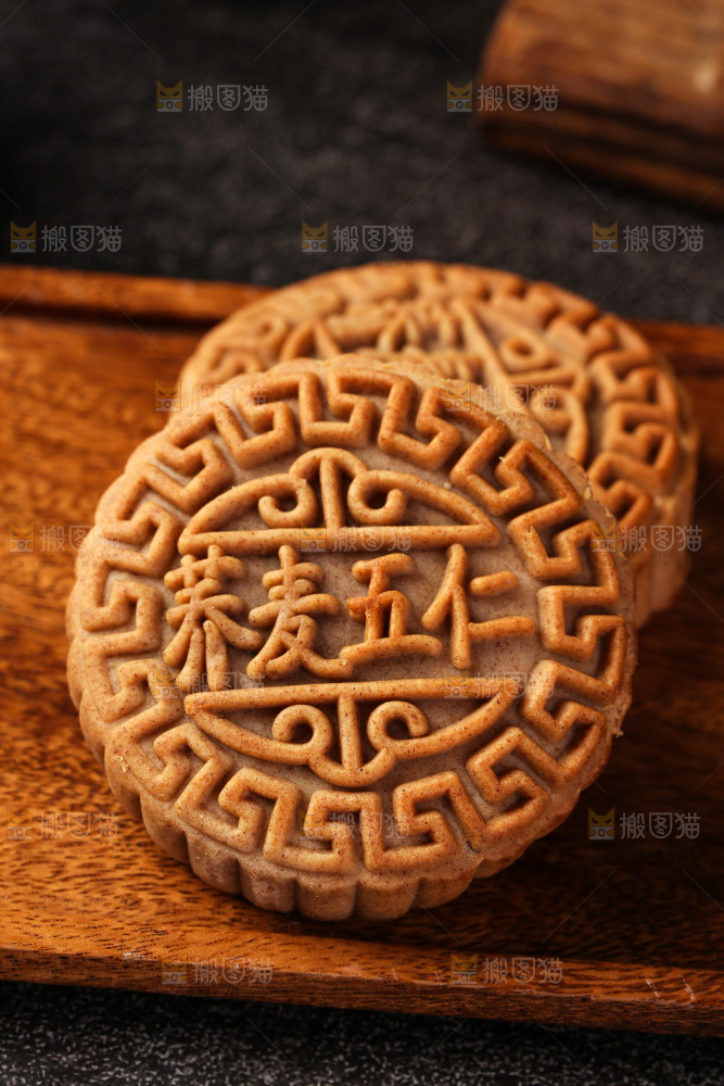 木盘上的荞麦五仁月饼