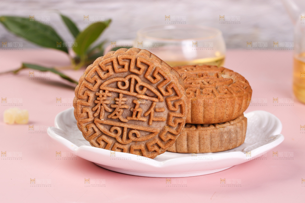 盘子里的荞麦五仁月饼