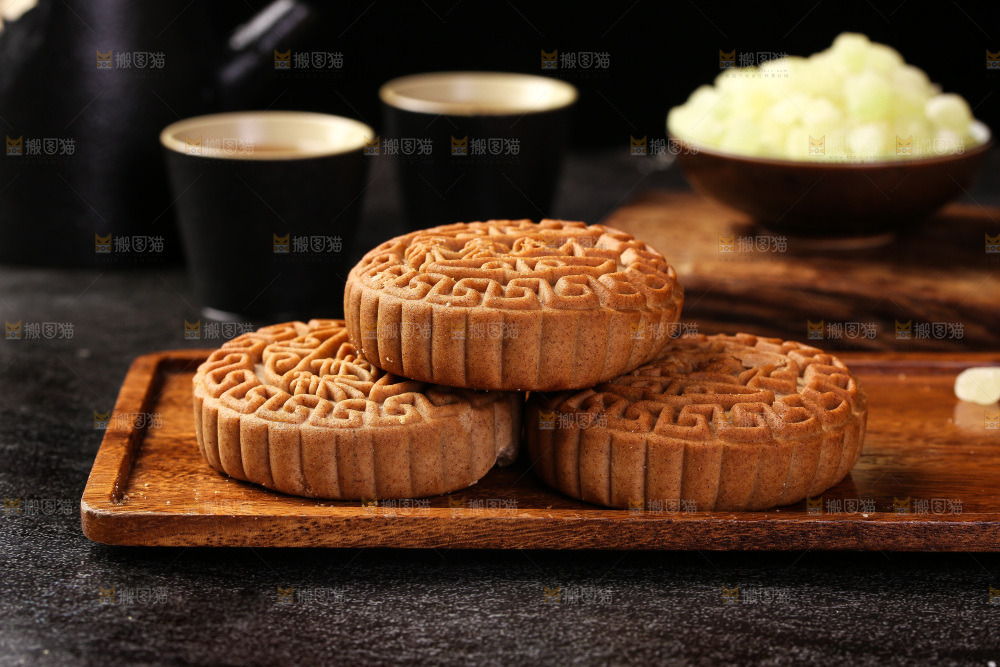 木盘上的荞麦五仁月饼