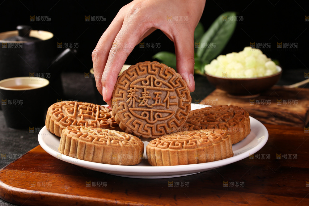 手拿盘子里的荞麦五仁月饼