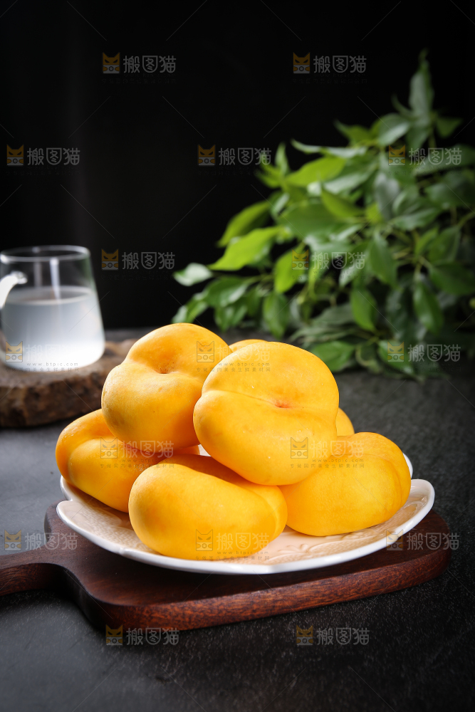 深底上盘子里的黄蟠桃