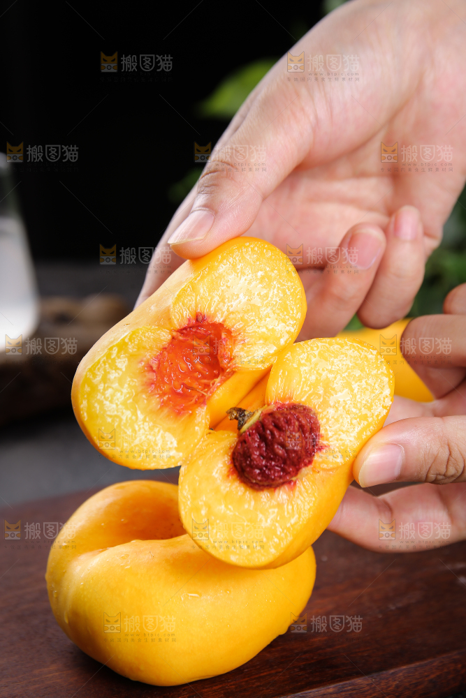 手里拿着黄金蟠桃