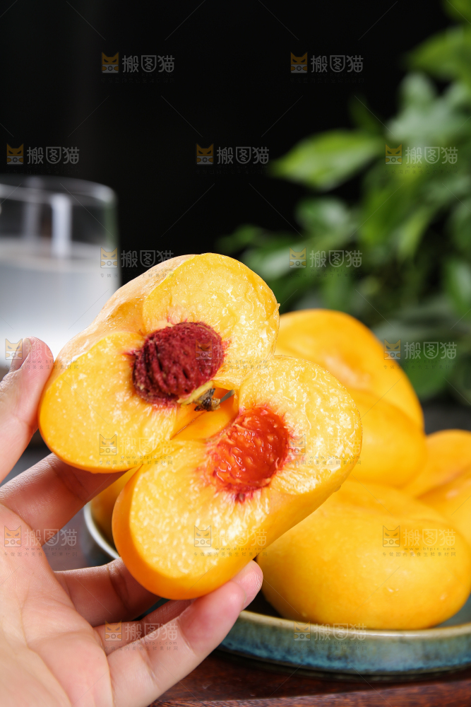 手里拿着黄金蟠桃