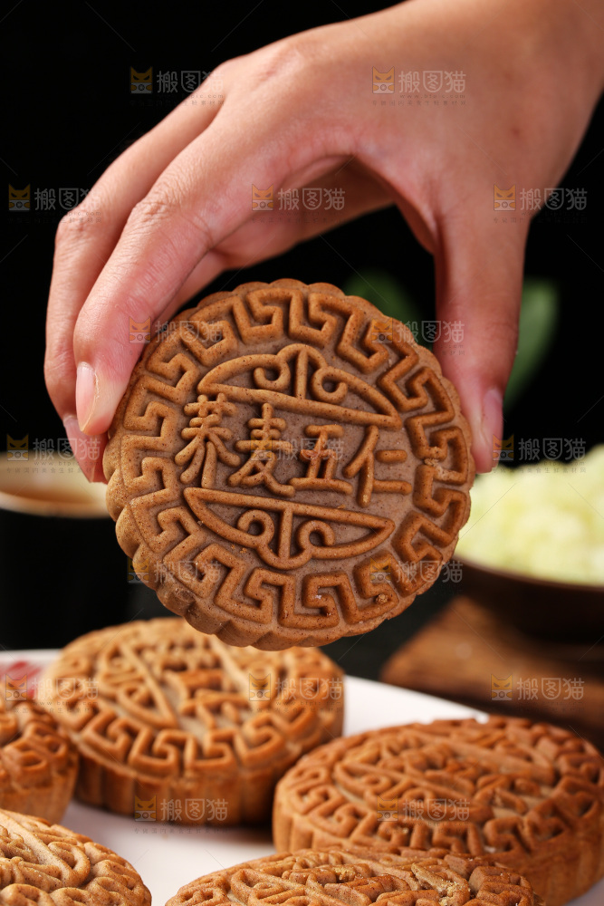 手拿着荞麦五仁月饼
