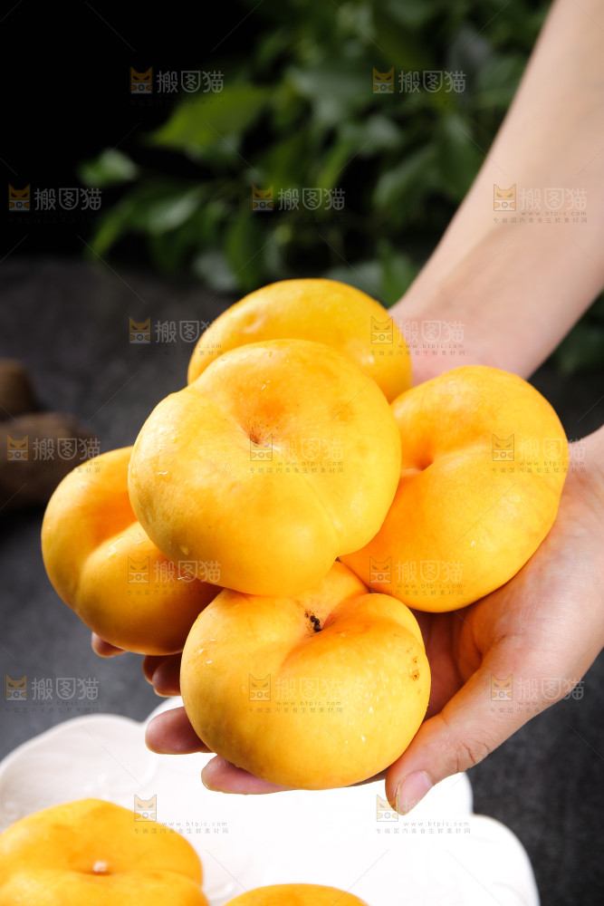 手里拿着黄金蟠桃