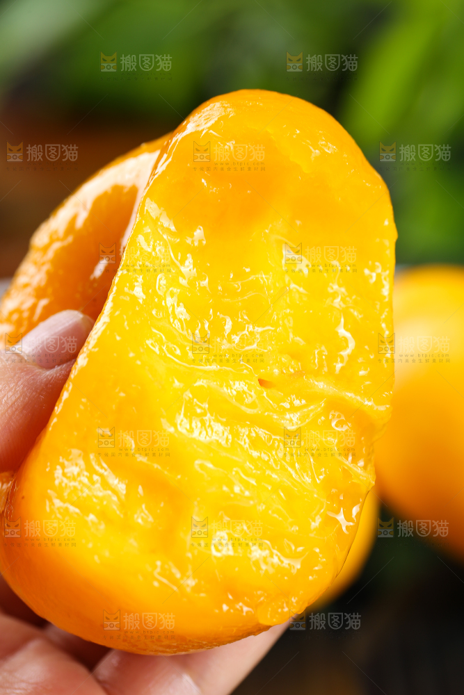 手上拿着黄蟠桃
