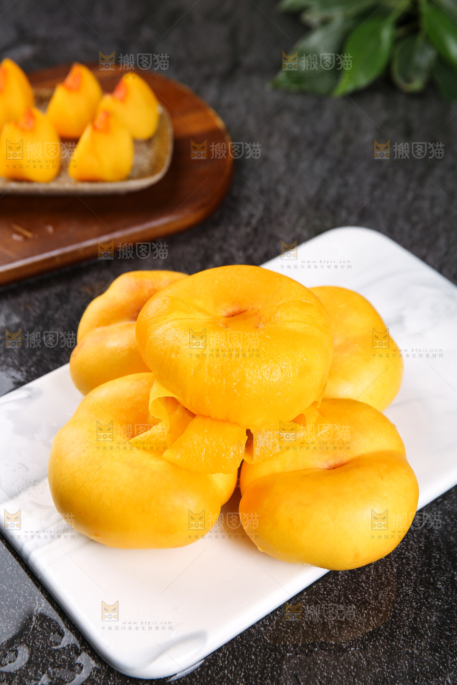 白石板上的黄蟠桃