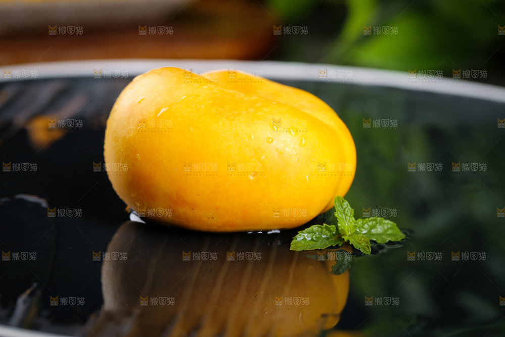 黑底上的黄金蟠桃