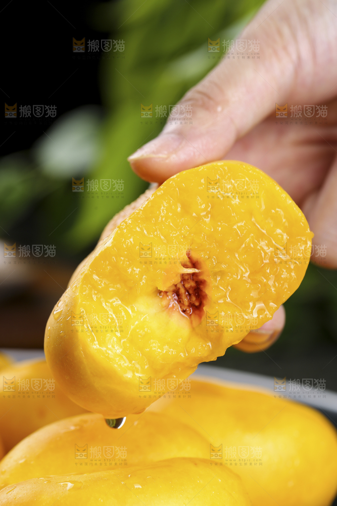 手上拿着黄蟠桃