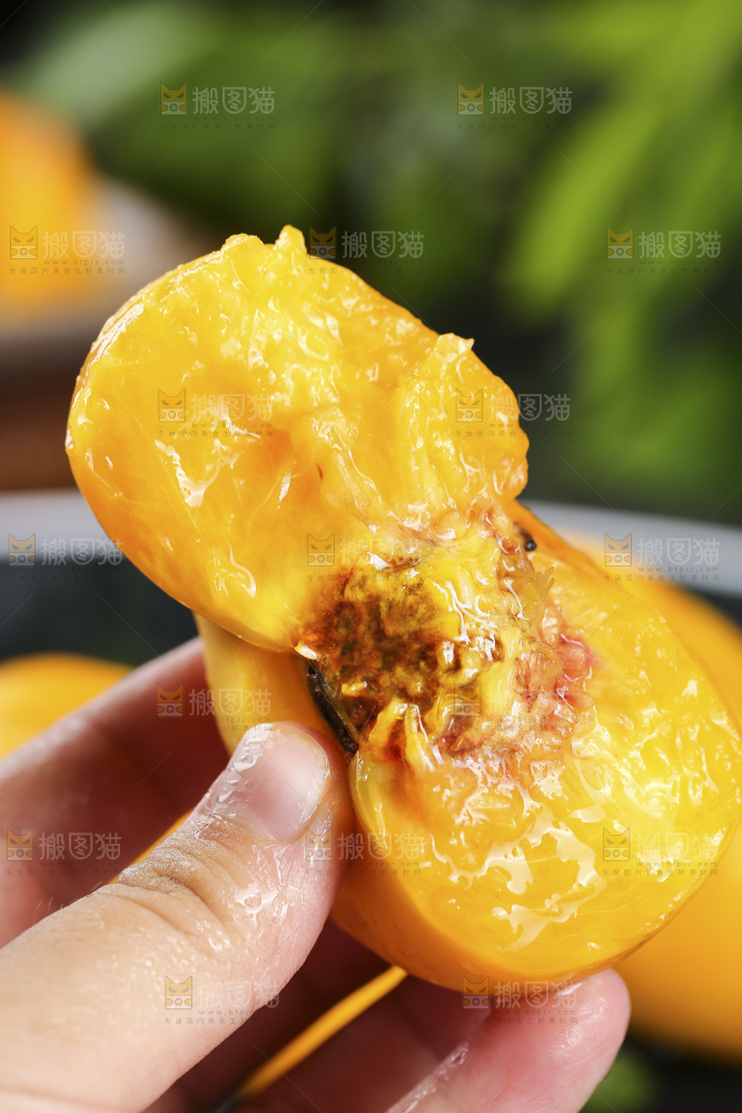 手上拿着黄蟠桃