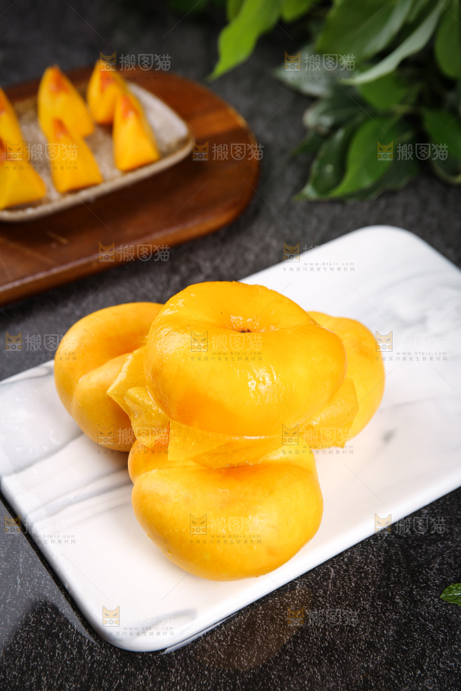 白石板上的黄蟠桃