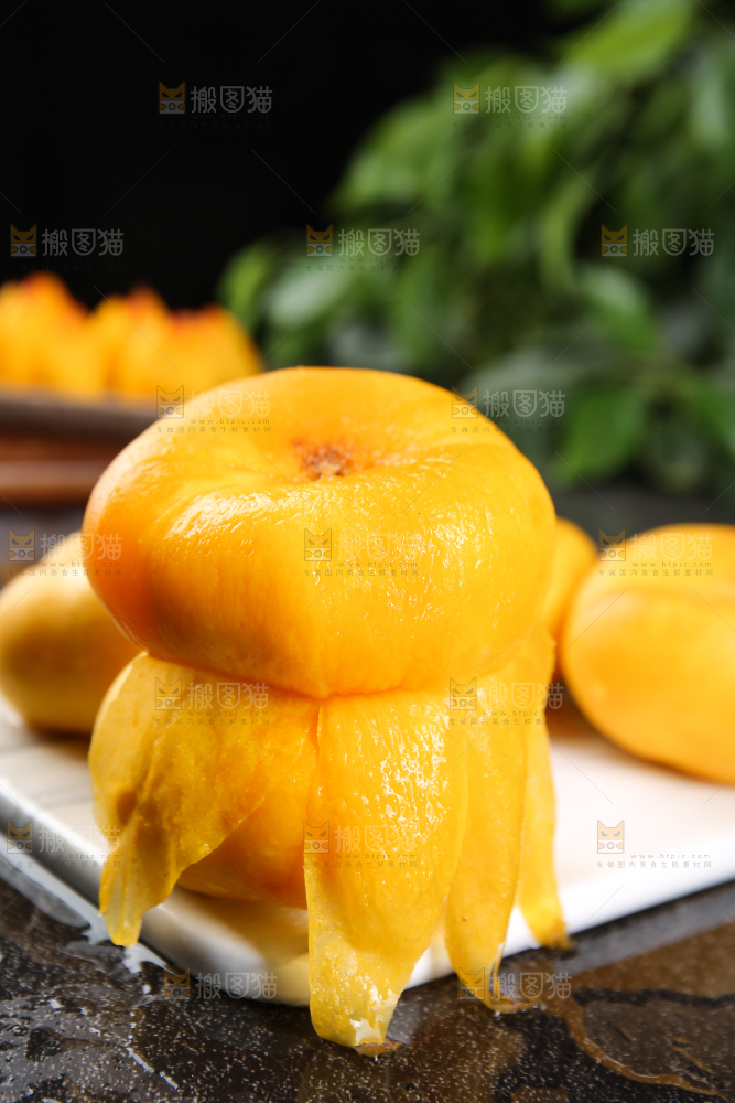 白石板上的黄蟠桃