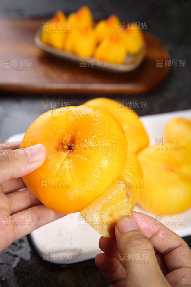 手拿着剥皮的黄蟠桃